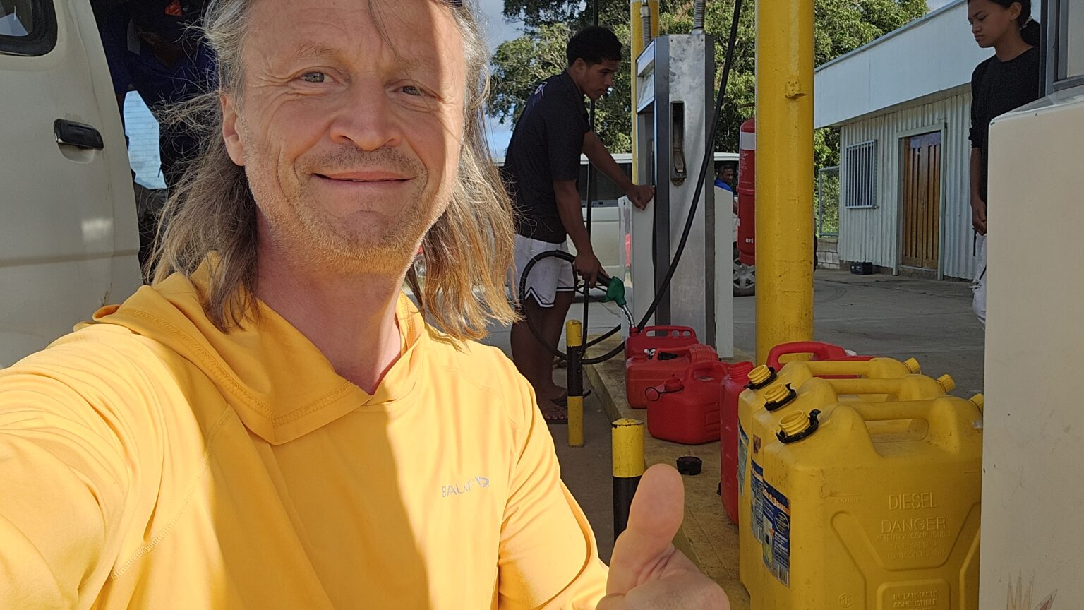 Because there is fuel available I take the chance and get my jerry cans to the gas station