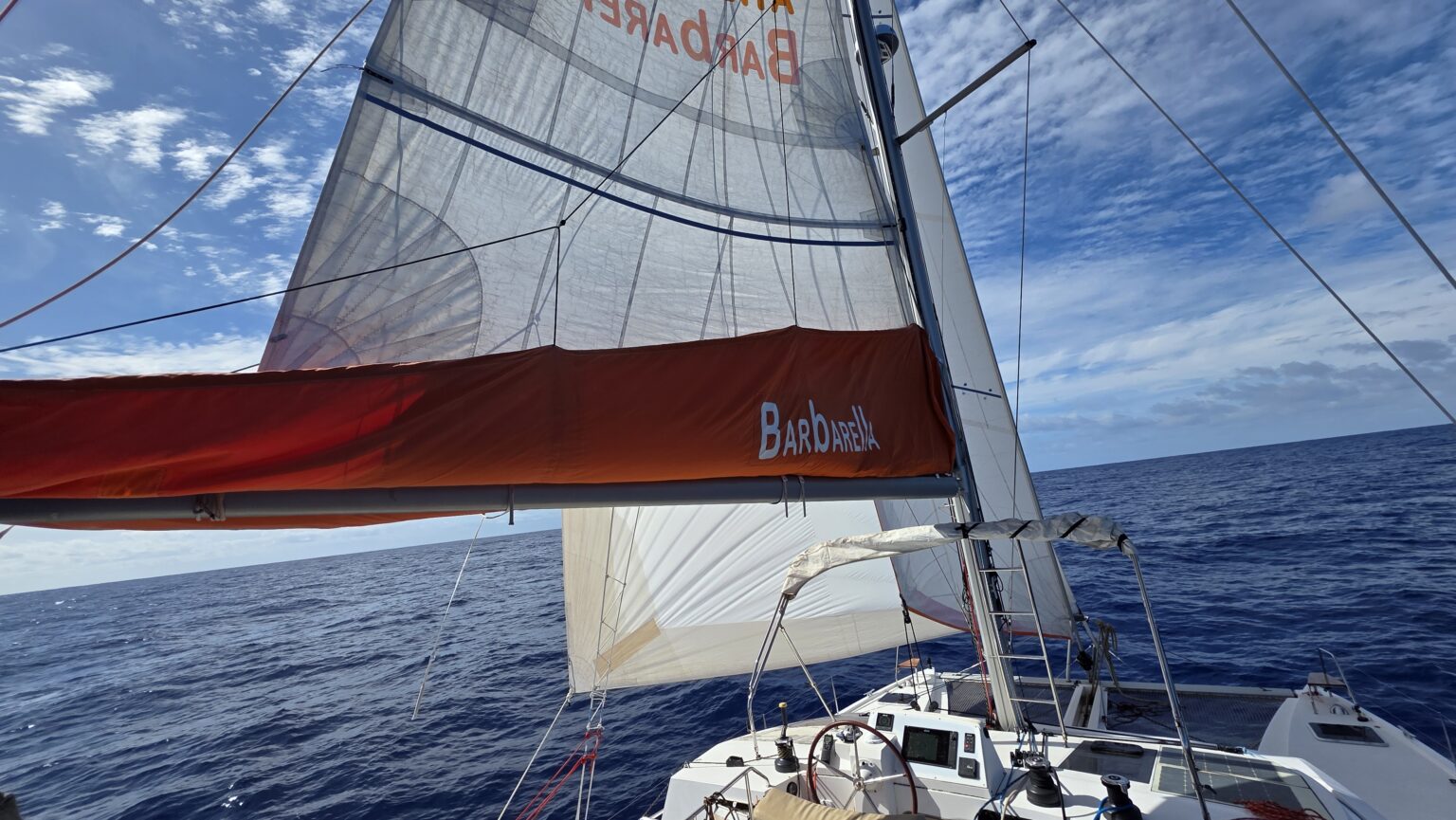 For the third season, we can only sail in reef two or three. Quite slow, if there is not much wind. We are looking forward to sailing to New Zealand in October to finally be able to lay the mast and to repair the mast track that prevent us from hoisting our main sail completely