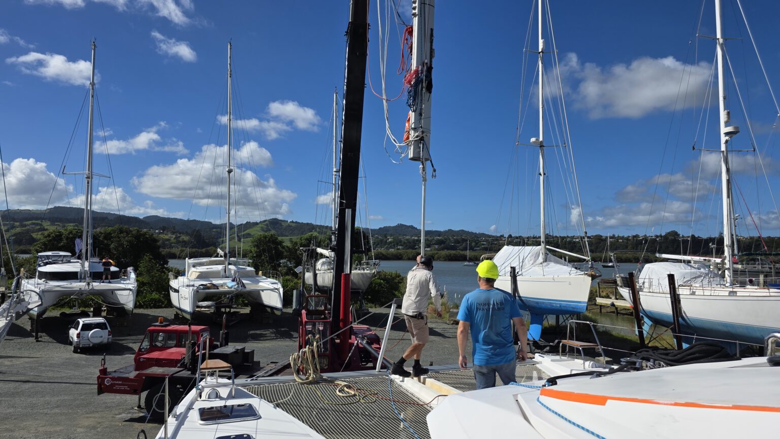 We laid the mast and repaired the mast track. After 3 years in second and third reef we can now fully hoist the Mainsail again