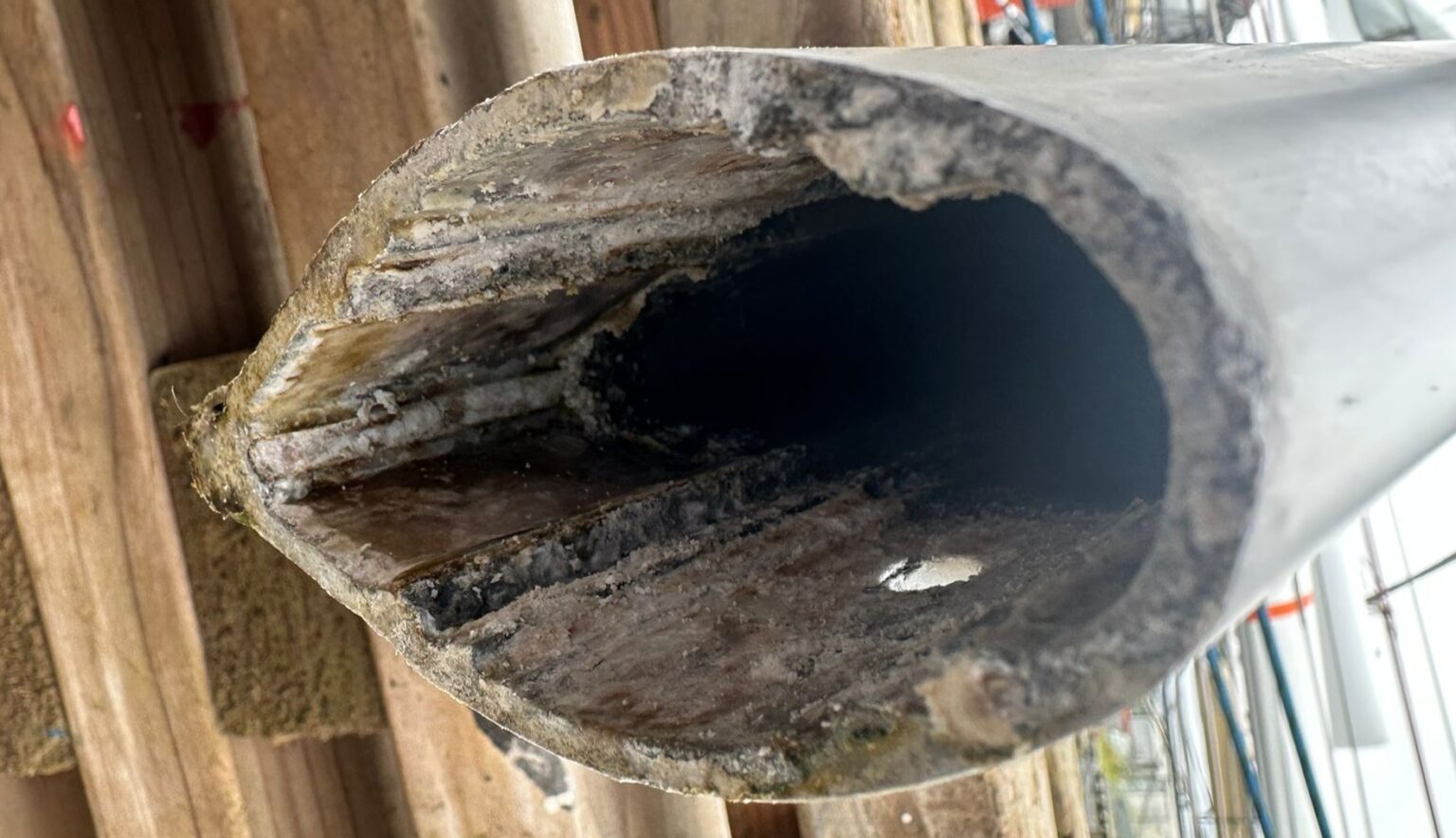 or corrosion at the spreader caps