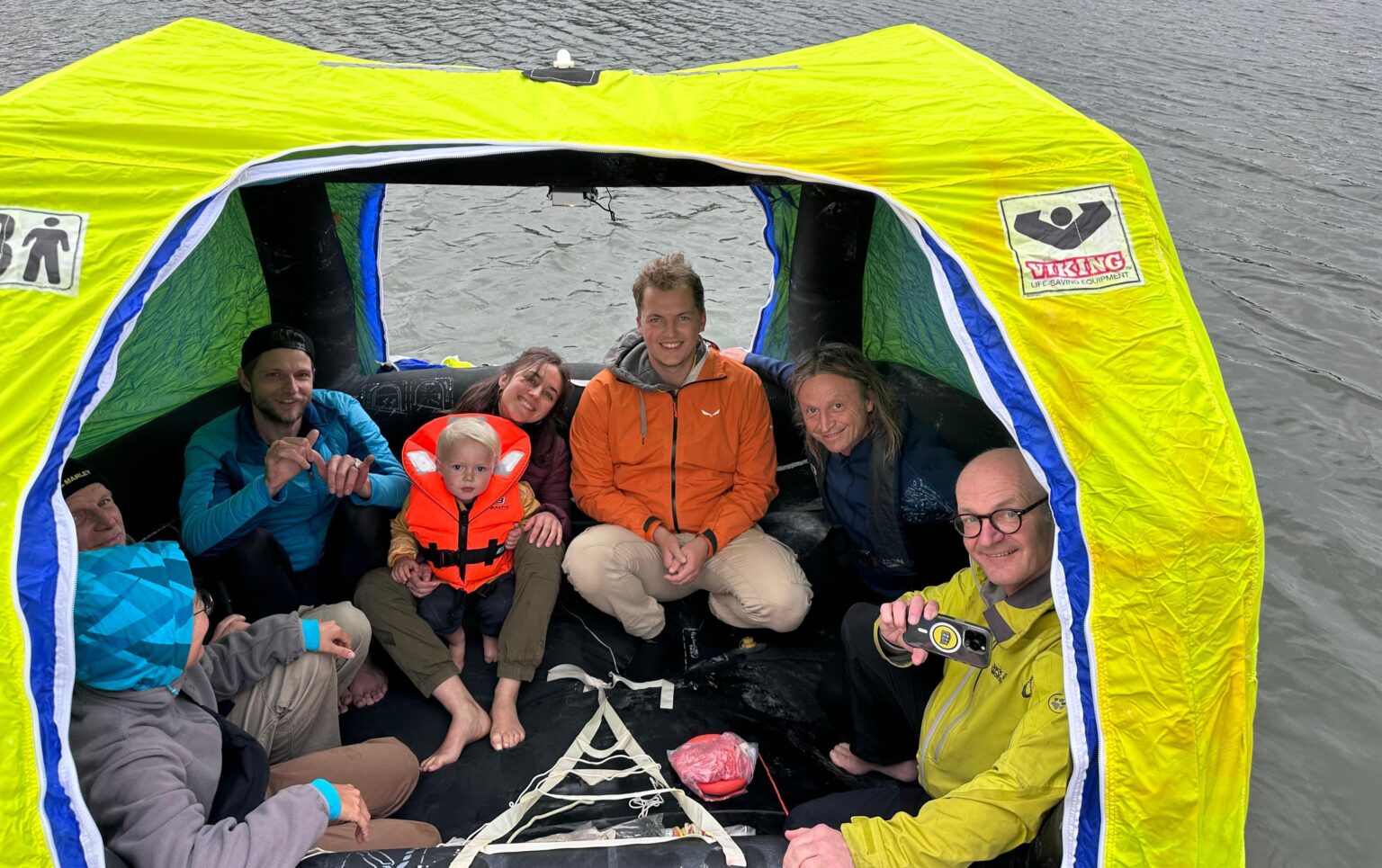 We inflate our old life raft for a "survival training"...